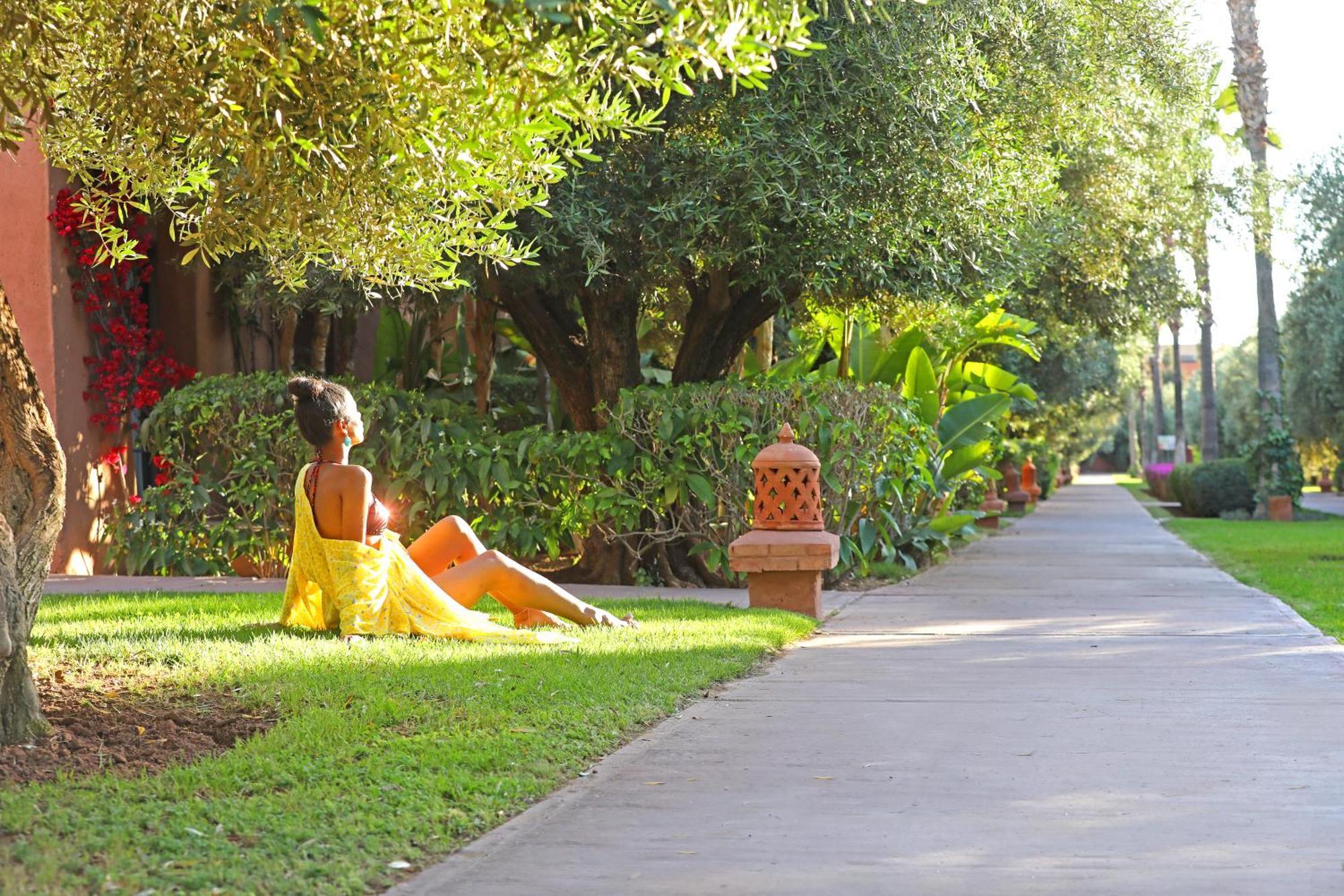 켄지 클럽 악달 메디나 - 올 인클루시브 Lahebichate 외부 사진 A student relaxes on the campus of the University of Arizona.